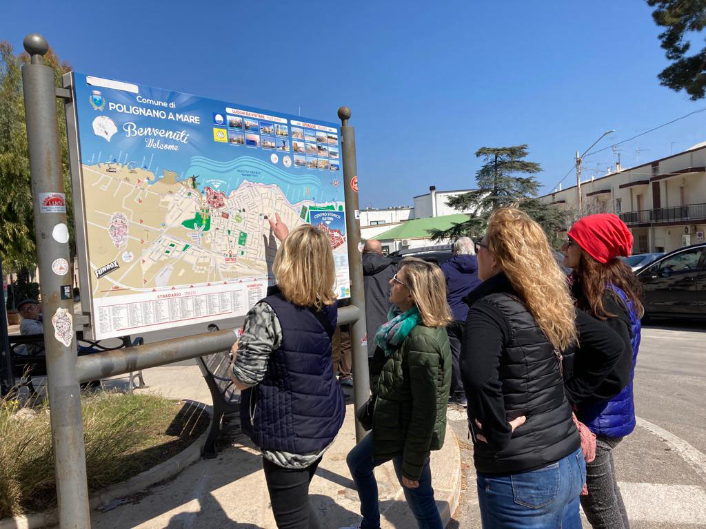 Na většině míst je u nádraží informační tabule s mapou, kde jsou vyznačena zajímavá místa v okolí.