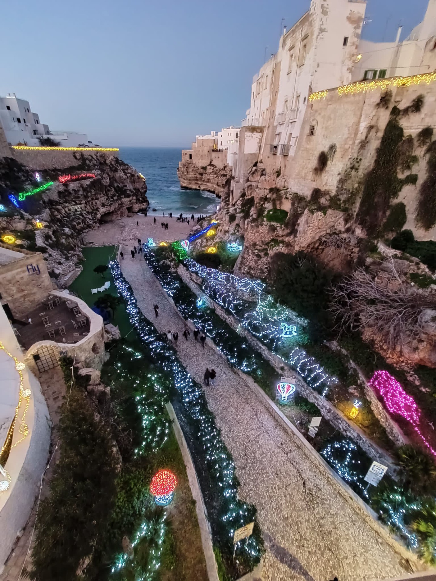 Ikonická pláž v Polignano e Mare, která je na spoustě fotek v turistických průvodcích. 