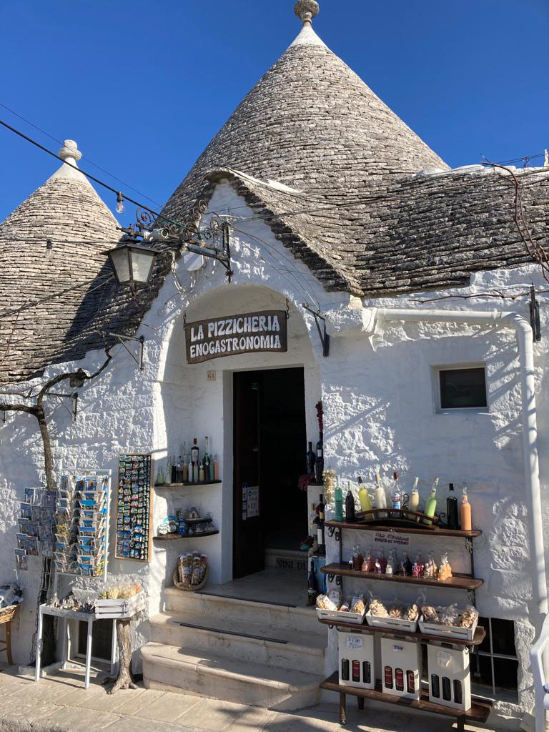 Alberobello je nádherné městečko ve vnitrozemí, kam se dostanete autobusem z Monopoli nebo Bari.
